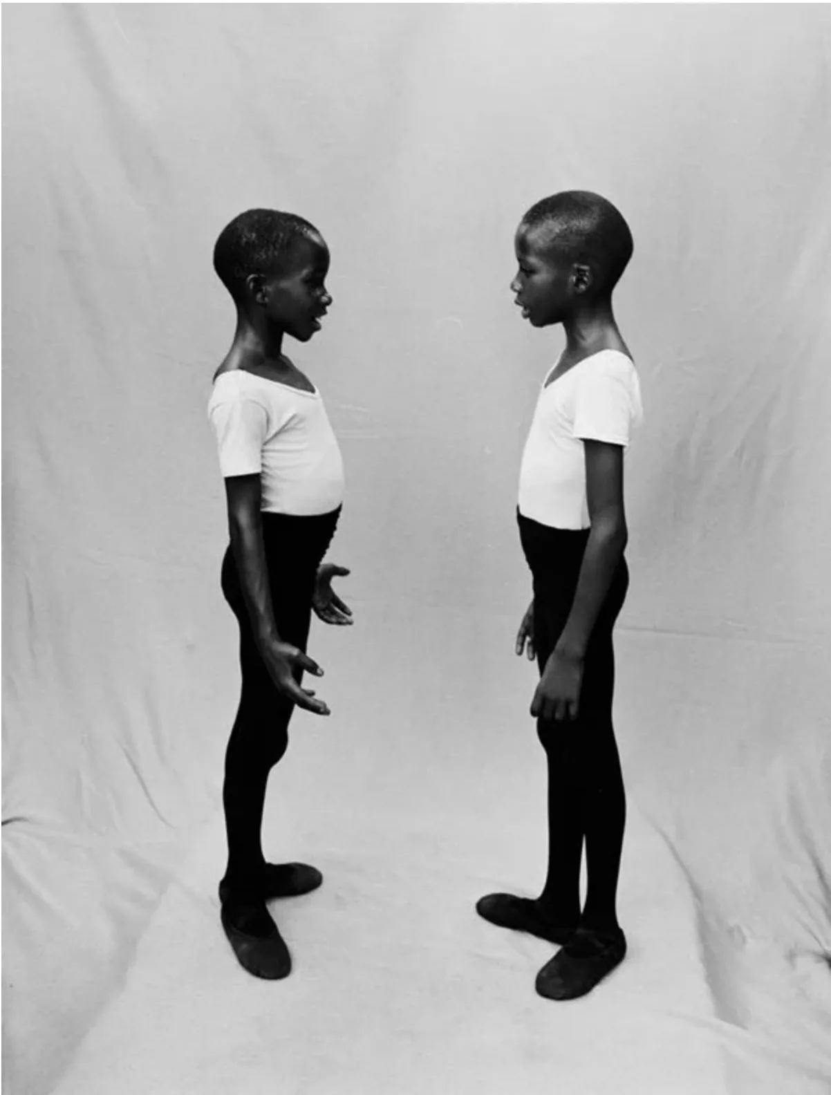Ijó — young dancers facing each other, portrait